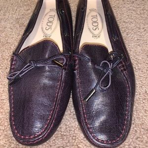 Burgundy Tod’s loafer size 39